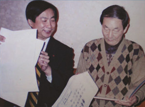 国务院原总理朱镕基同志正在观看吴东魁的画集