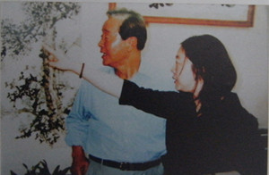 韩国前总统金泳三在欣赏吴东魁国画作品