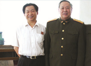 与中国人民解放军总参谋长陈秉德合影留念